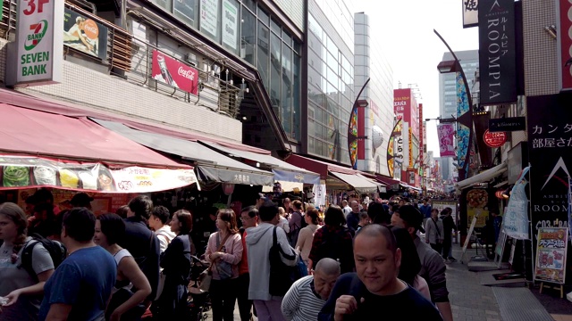 行人拥挤在东京上野美代子市场购物视频素材