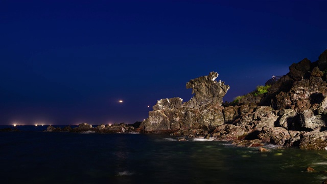 济州岛西浦的永渡岩(龙头形状的火山岩)和大海夜景视频素材