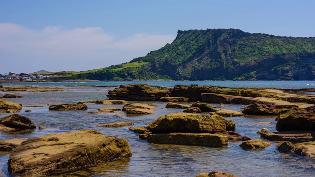 光芝木海滩和Seongsan Ilchulbong凝冰锥在西浦，济州岛视频素材