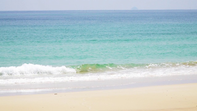 美丽的沙滩和平静的海浪视频素材