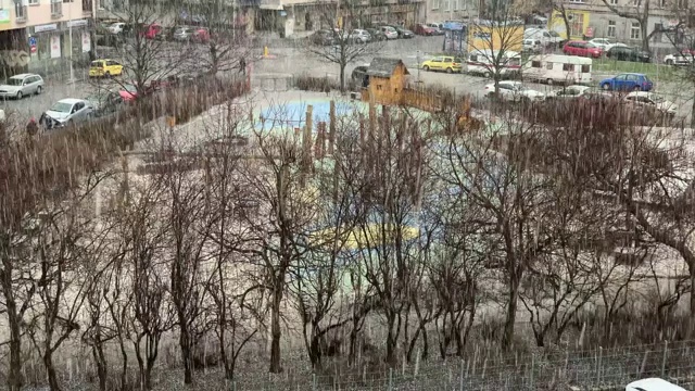 暴雨和冰雹伴随着波兰城市突然爆发的暴风雨视频素材