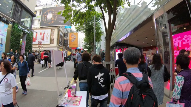 在香港的铜锣区漫步或走动视频素材