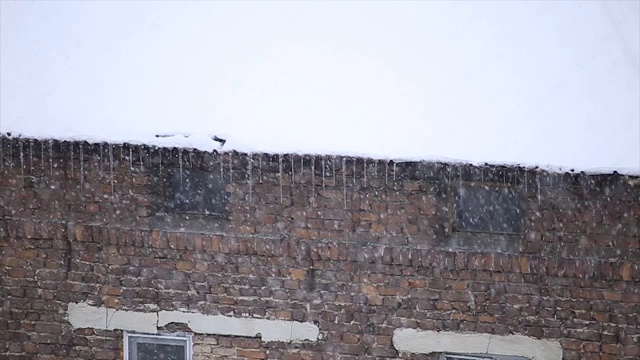 屋顶上有暴风雪视频素材