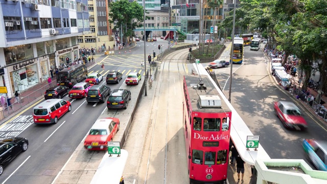 4K时间推移:车辆和行人在香港市中心商业区的交通场景视频素材