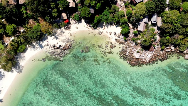 鸟瞰图翡翠热带海与度假山在利佩岛视频素材