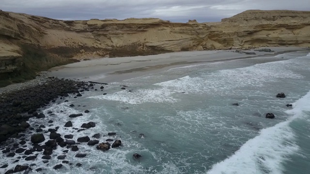 在Chorrillos海滩的阿塔卡马沙漠海岸地区的航拍原始镜头，一个令人惊叹的地质崎岖景观，令人难以置信的沙层，悬崖和地球上的地质断层，令人敬畏的风景视频素材