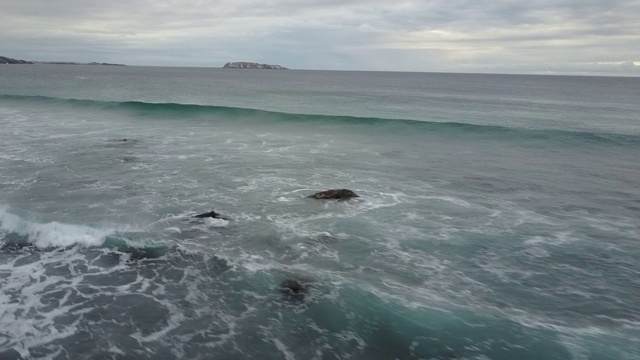 在Chorrillos海滩的阿塔卡马沙漠海岸地区，一个令人惊叹的地质崎岖的景观，令人难以置信的沙层，悬崖和地质断层，令人敬畏的风景视频素材