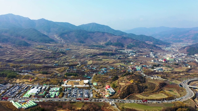 三宿鱼村(有数千棵科尼利安樱桃树)和Gurye-gun的山脉视频素材