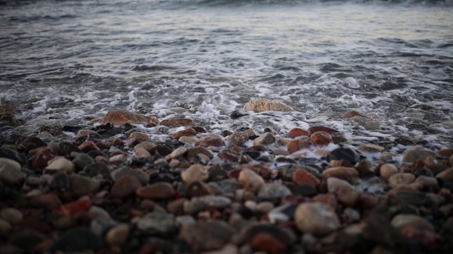 卵石滩上海浪的特写视频素材