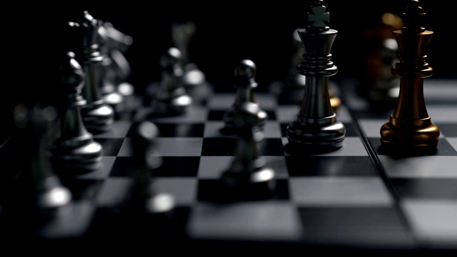 近人移动银王棋在棋盘上战胜敌人的优胜观，战略规划业务慢动作视频素材