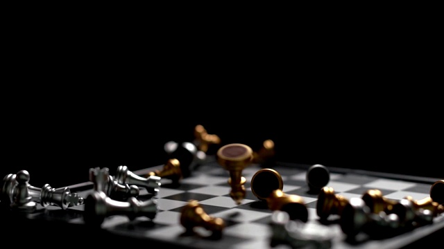 象棋落在棋盘上，败者概念视频素材