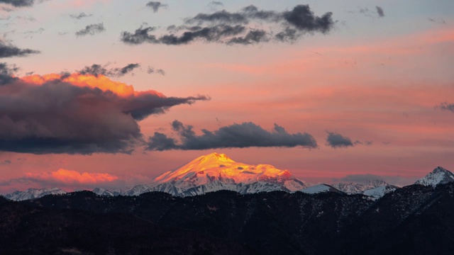 夕阳照亮了山顶视频下载