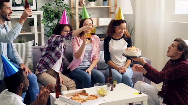 男人和女人庆祝生日吹蜡烛在蛋糕上祝酒和喝酒视频素材