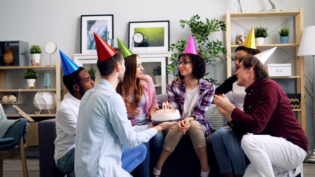 朋友们祝贺不幸的女孩生日，唱着歌，带着蛋糕视频素材