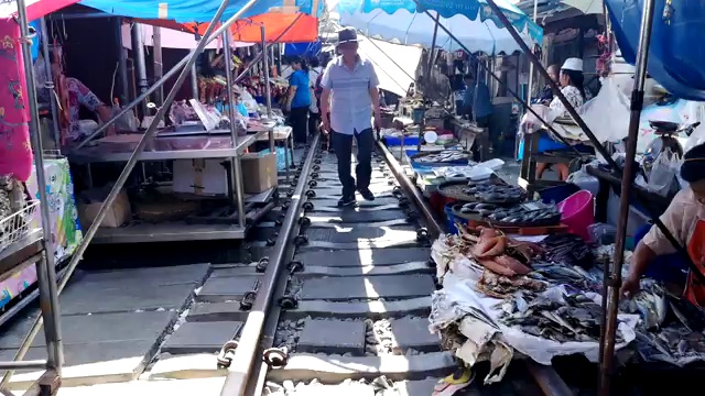 间隔拍摄。泰国松康沙慕，隆湖美隆铁路市场(火车市场)。视频素材