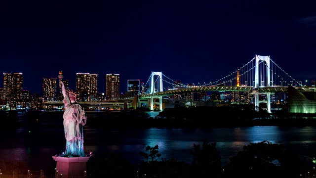 日本台场彩虹桥的时间流逝，前景是自由女神像视频素材