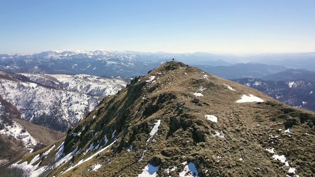 飞越山峰视频素材