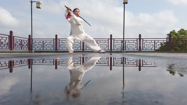 中国女子练习太极视频素材