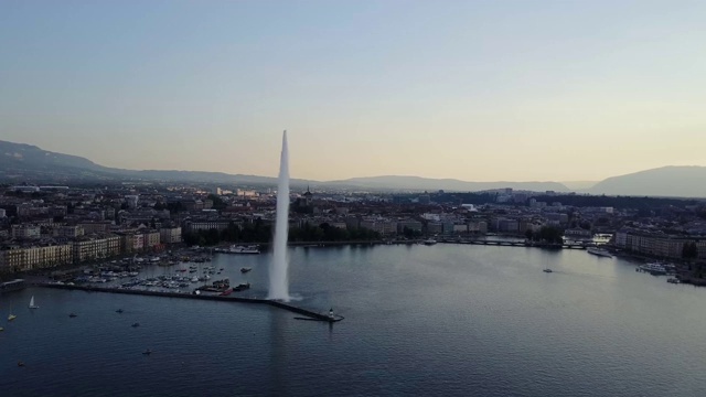 观看Jet d'Eau Geneva Fountain从高的视角-夏季无人机镜头在日内瓦，瑞士视频素材