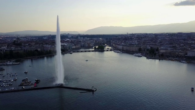 观看Jet d'Eau Geneva Fountain从高的视角-夏季无人机镜头在日内瓦，瑞士视频素材