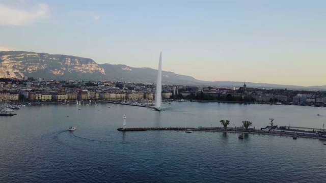 空中镜头在日内瓦的日内瓦喷泉，瑞士与日内瓦湖的全景，港口和住宅视频素材