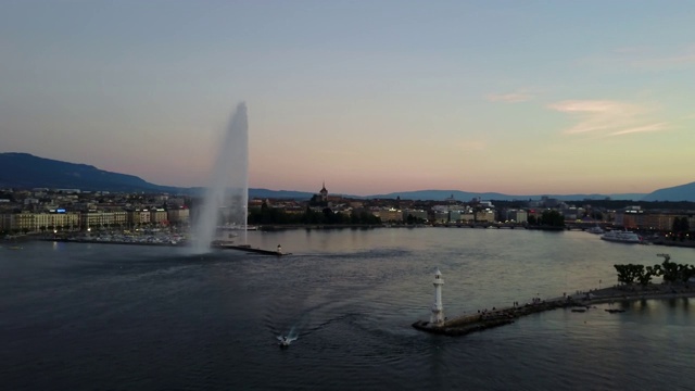 观看Jet d'Eau Geneva Fountain从高的视角-夏季无人机镜头在日内瓦，瑞士视频素材