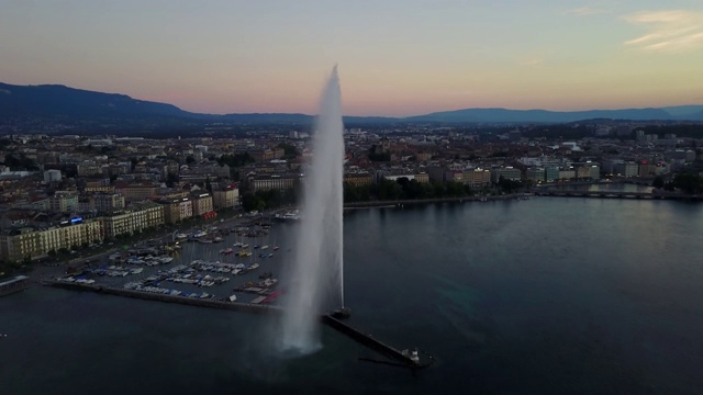 观看Jet d'Eau Geneva Fountain从高的视角-夏季无人机镜头在日内瓦，瑞士视频素材