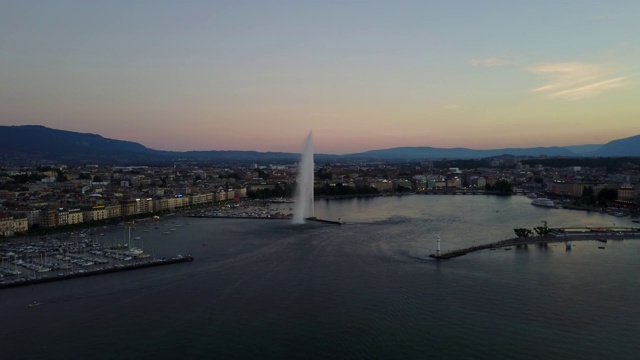 观看Jet d'Eau Geneva Fountain从高的视角-夏季无人机镜头在日内瓦，瑞士视频素材