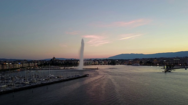 观看Jet d'Eau Geneva Fountain从高的视角-夏季无人机镜头在日内瓦，瑞士视频素材