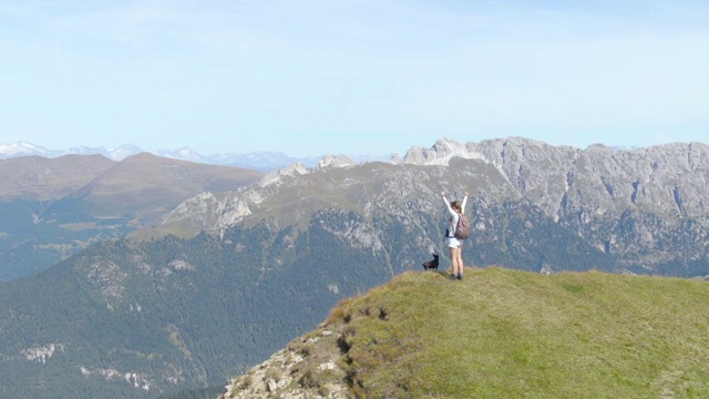 一名年轻女子在白云石徒步旅行庆祝到达顶峰。视频素材