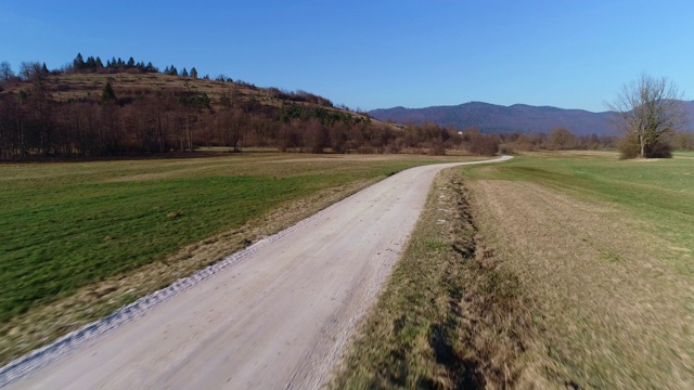 无人机在乡村道路上的观点视频素材