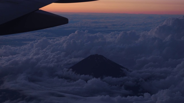 空中俯瞰日落云中富士山，4k视频素材