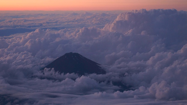 空中俯瞰日落云中富士山，4k视频素材