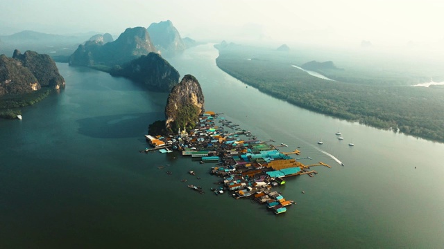 泰国漂浮村庄Ko Panyi的鸟瞰图视频素材