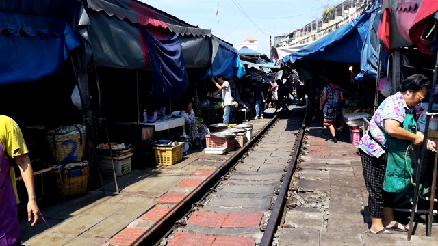 泰国松溪沙慕，龙湖湄洞铁路市场(火车市场)。视频素材