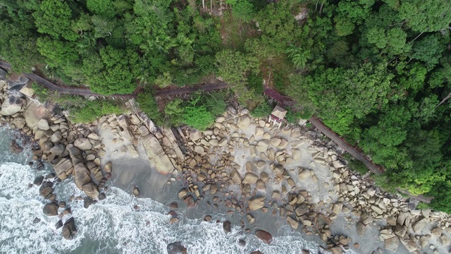 鸟瞰图。面向南海的海岸景观。视频素材