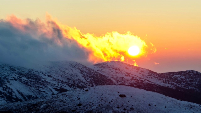 彩色的光日落黄昏在冬季高山与云在雪山自然时间流逝视频素材