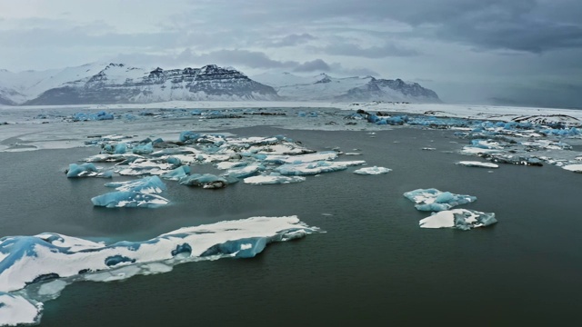 冬季冰岛Jokulsarlon泻湖的鸟瞰图视频素材