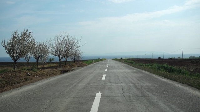 在两条车道的柏油路上行驶视频素材