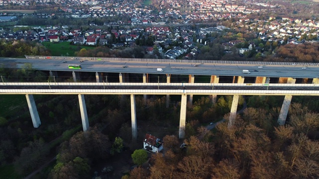 公路和铁路桥梁-鸟瞰图视频素材