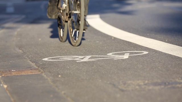 道路上自行车道标志的高角度视图视频素材