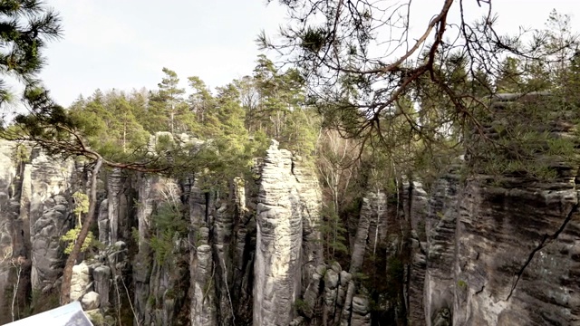 砂岩岩石，森林中的岩石山丘。攀登景观，巨石视频素材