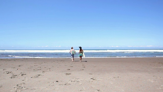 带着冲浪板奔向大海视频素材