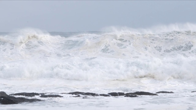 风大浪急的海面视频素材