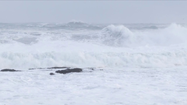 风大浪急的海面视频素材