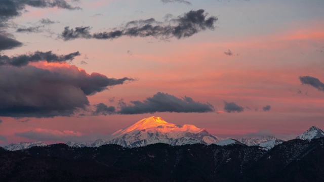 夕阳照亮了山顶视频素材