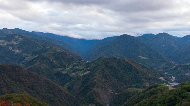 4K延时拍摄山上的雾和日出时透过云层的阳光，平移拍摄视频素材