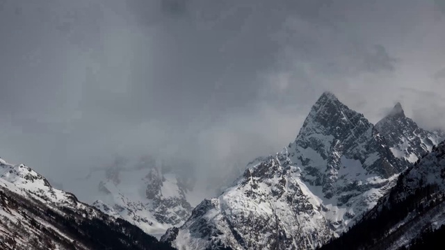 Chotcha山和快速移动的云视频素材