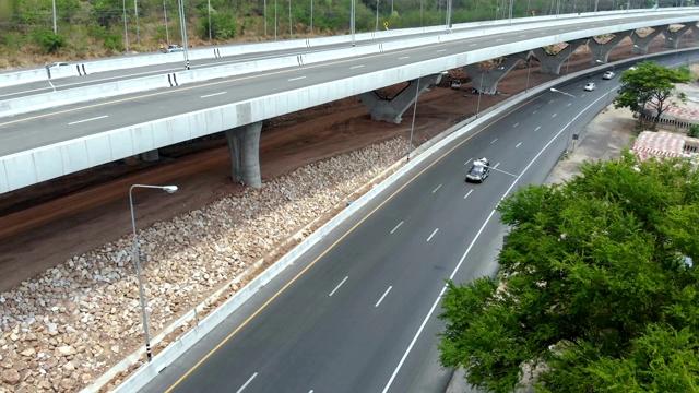 无人机拍摄的高速公路正在建设中，高速公路通行费接近天然的大江和大山视频素材