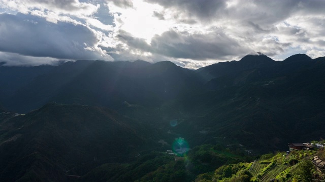 4K延时雾在山上和阳光透过云层在日出，缩小拍摄视频素材